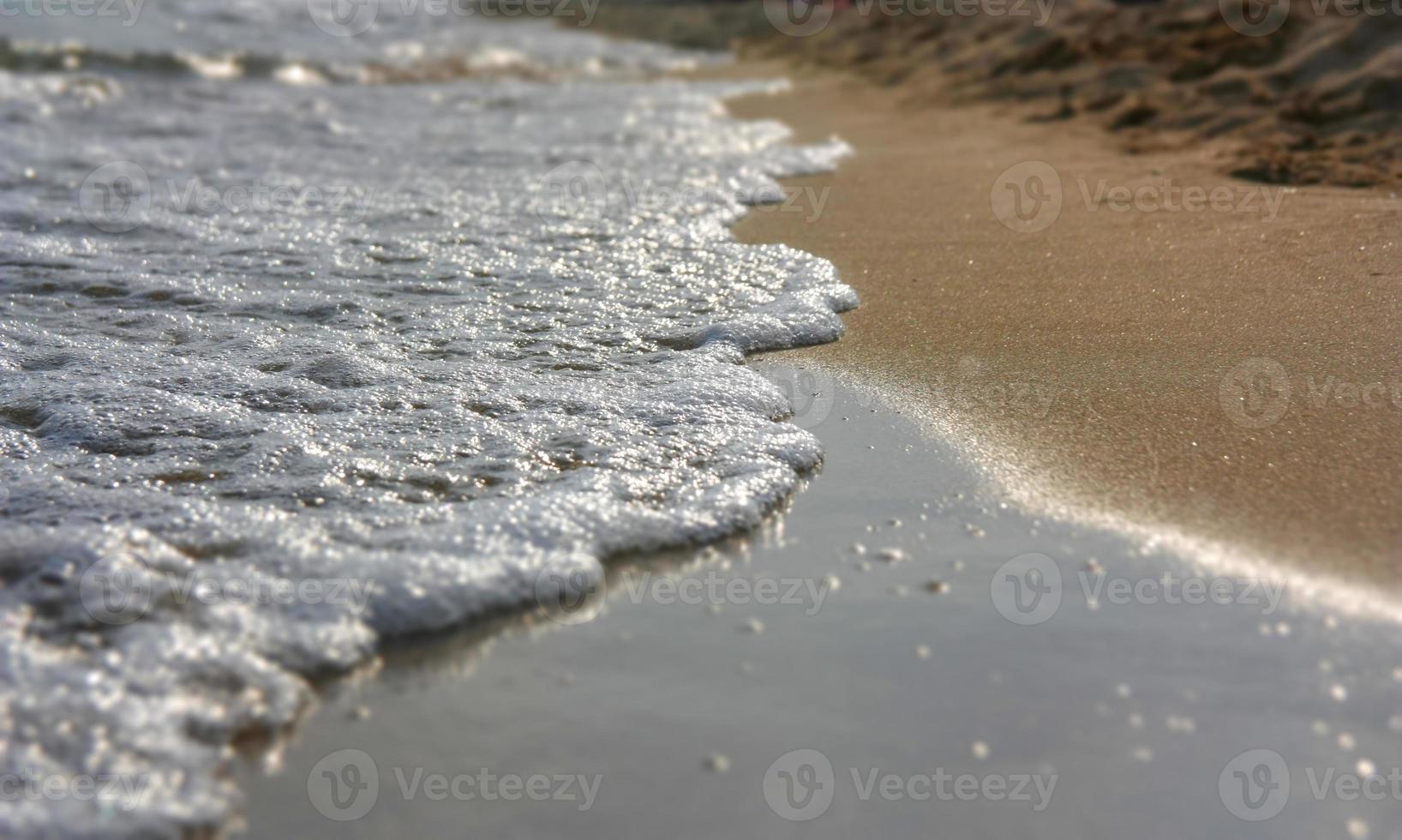 Close up low angle view of vagues sur la plage photo