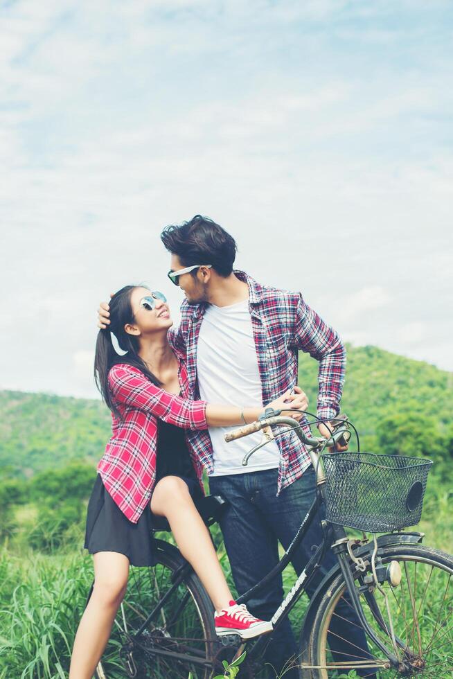 jeune couple hipster se tenant la main marchant sur le pré l'atmosphère relaxante et naturelle est très naturelle. photo