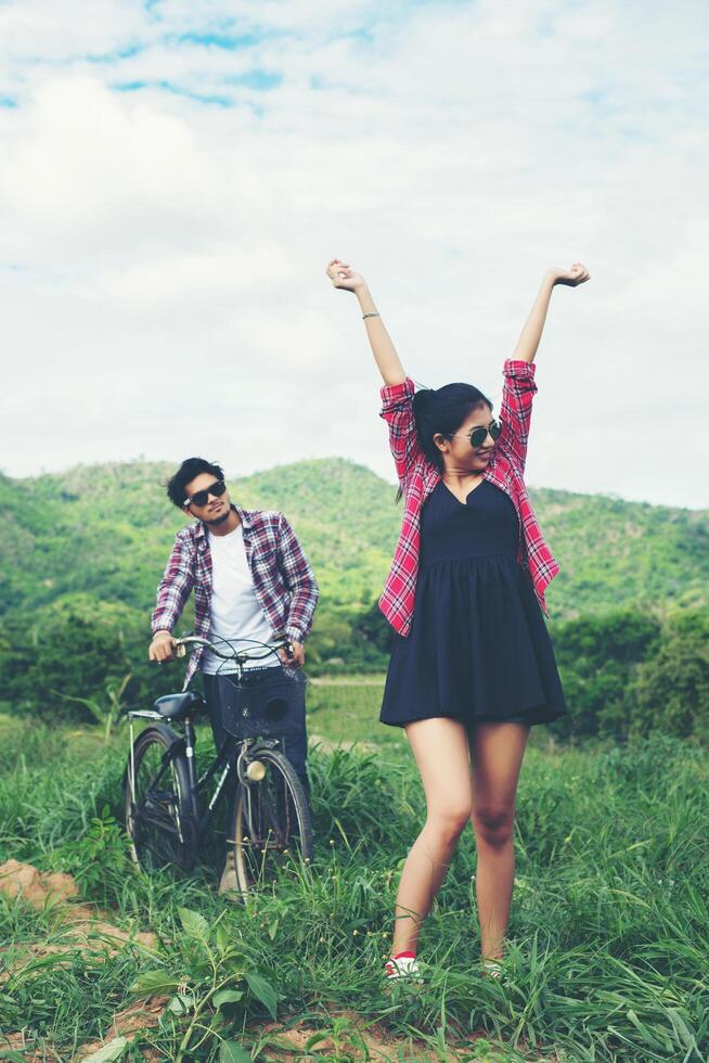 jeune couple hipster se tenant la main marchant sur le pré l'atmosphère relaxante et naturelle est très naturelle. photo