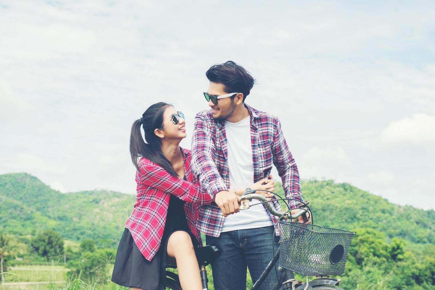 jeune couple hipster se tenant la main marchant sur le pré l'atmosphère relaxante et naturelle est très naturelle. photo