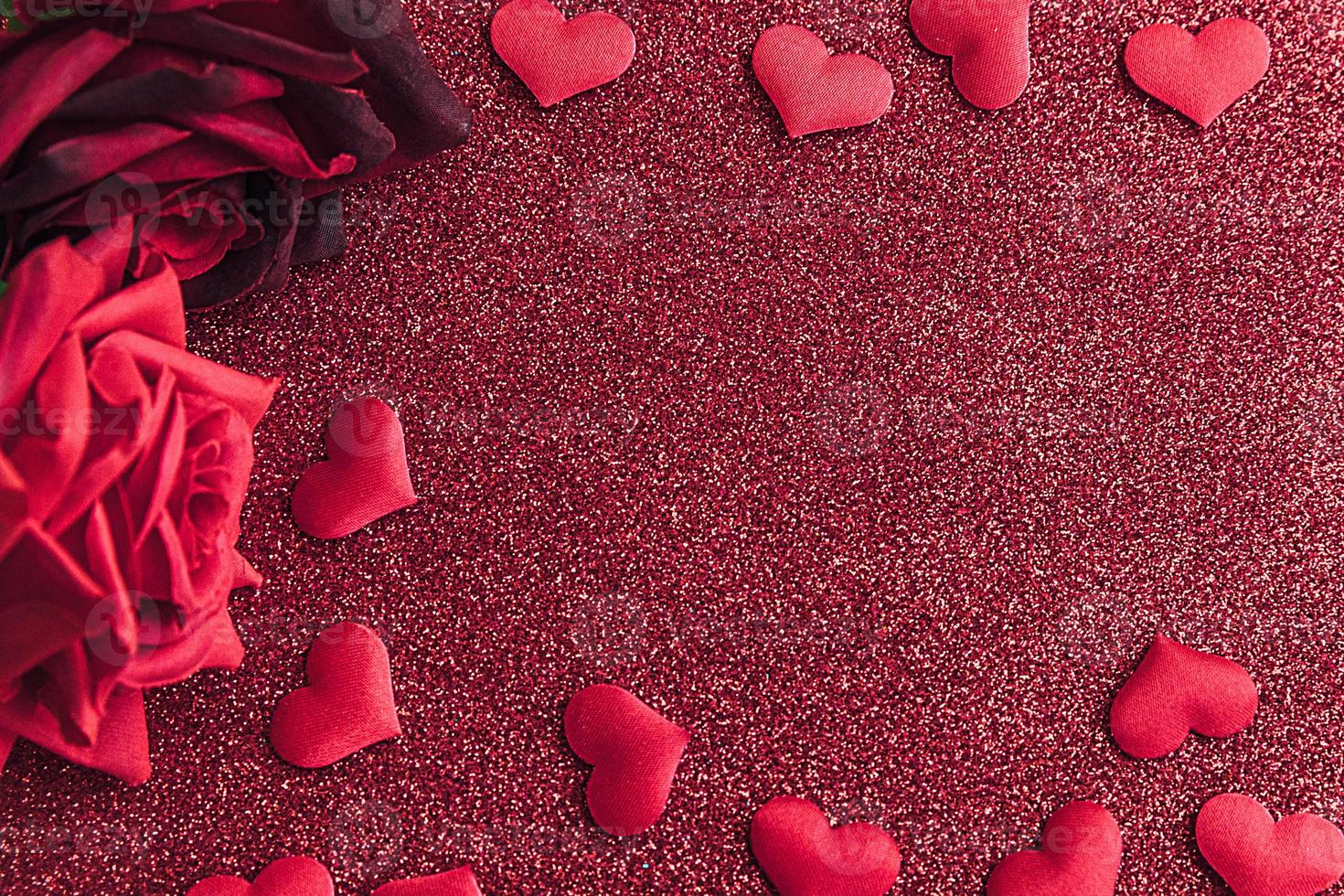 st. notion de saint valentin. roses écarlates rouges et de nombreux coeurs rouges sur fond de paillettes rouges. bannière de carte postale le jour de la saint-valentin. date d'amour symbole de romance de mariage amoureux. cadeau de saint valentin. photo