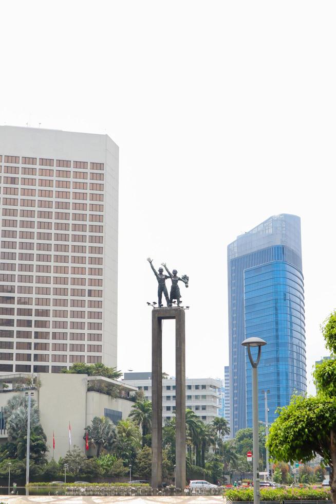 jakarta, indonésie - 25 octobre 2020 le point de repère de la ville de jakarta appelé bundaran hi pendant la journée photo