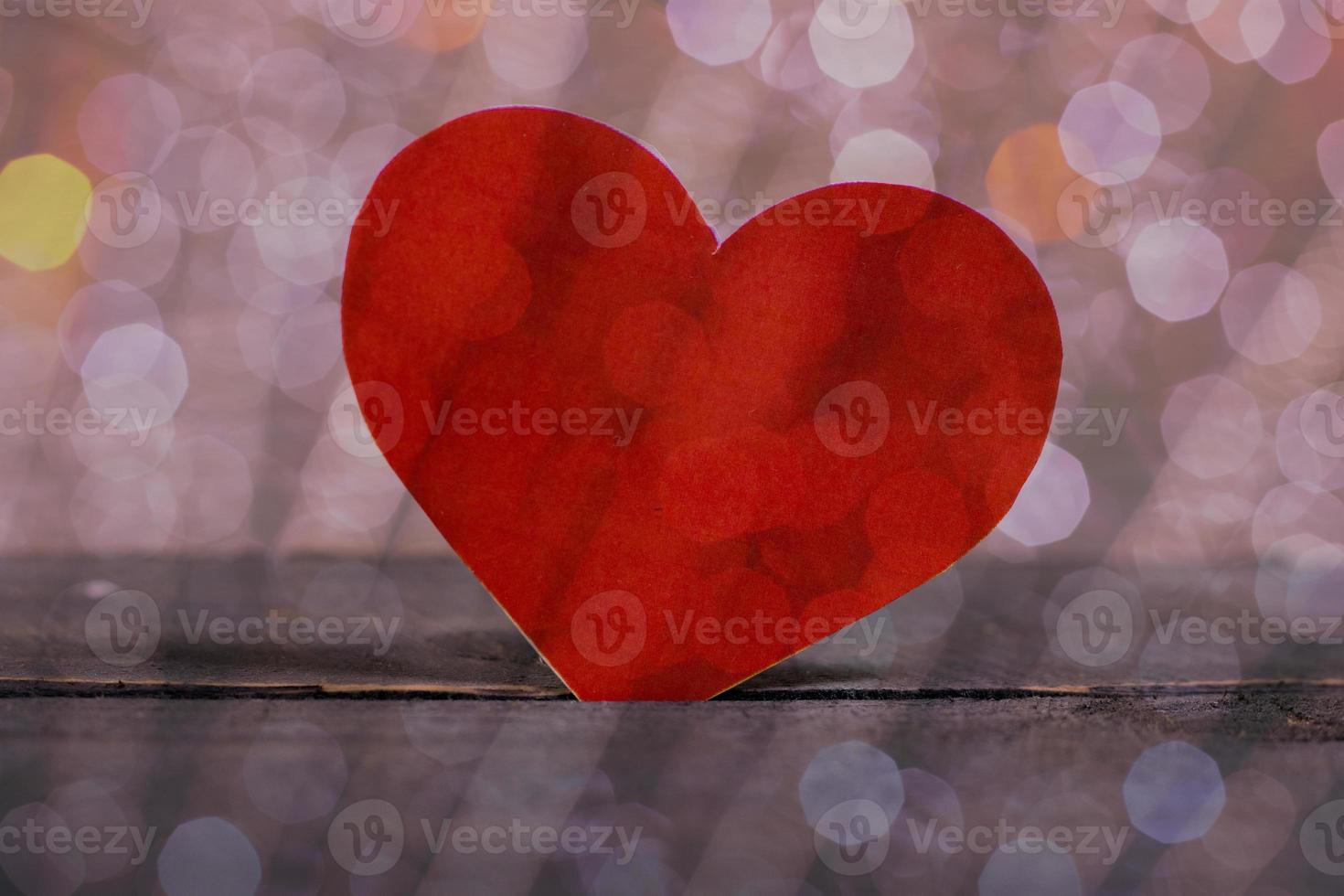 bonne saint valentin, coeurs en papier sur fond en bois avec fond de lumières photo