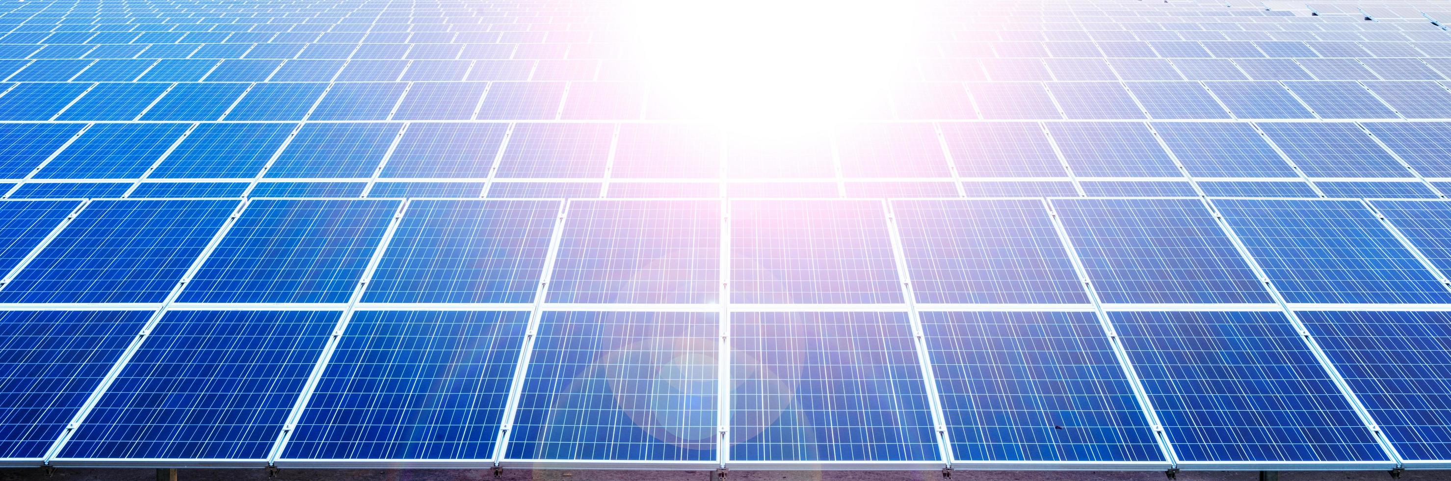 panneaux de cellules solaires dans une centrale photovoltaïque photo