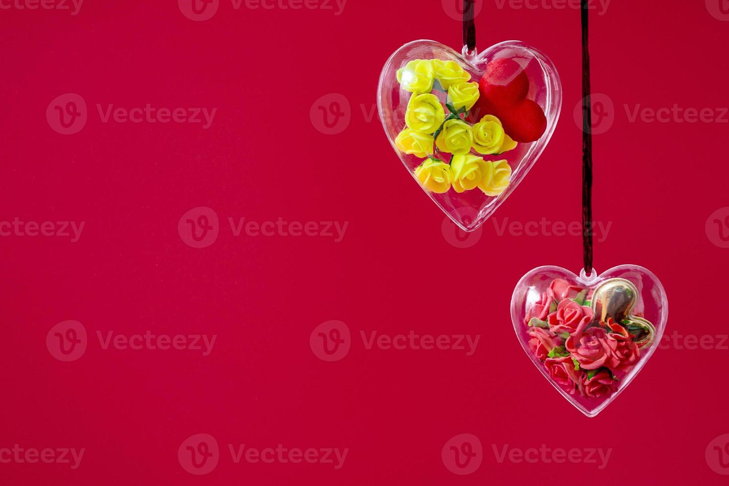 coeur transparent avec des roses jaunes et bordeaux dans un style low poly isolé sur fond rouge. concept de la saint valentin et de la fête des mères, espace de copie photo