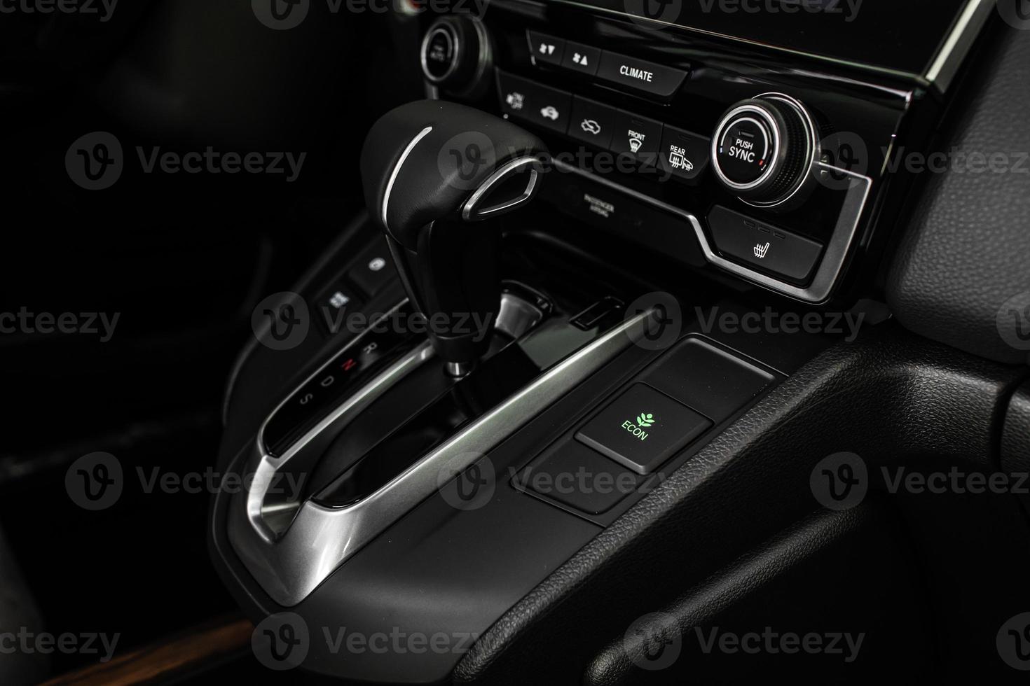 détails de l'intérieur de la voiture élégante, intérieur en cuir. transmission automatique photo