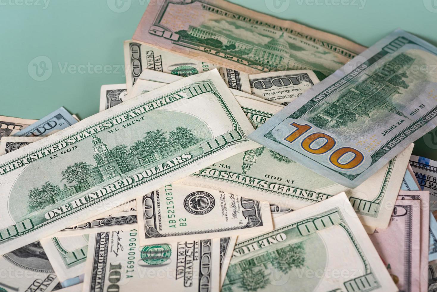 richesse. beaucoup d'argent billets de banque en papier américain. fond d'argent sur fond vert. photo