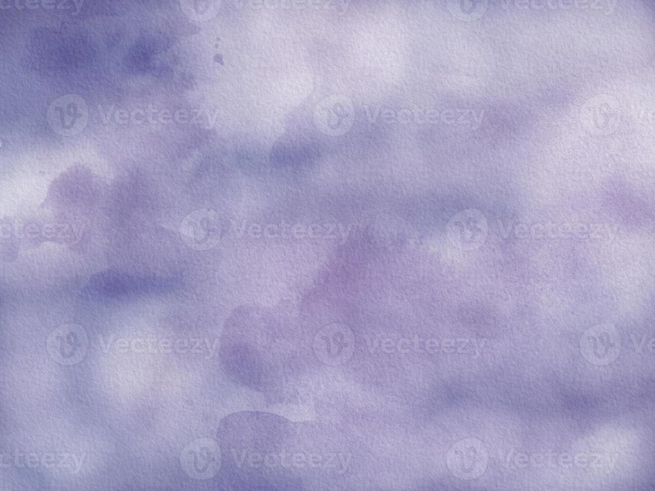 fond de peinture aquarelle violet sur la texture du papier photo