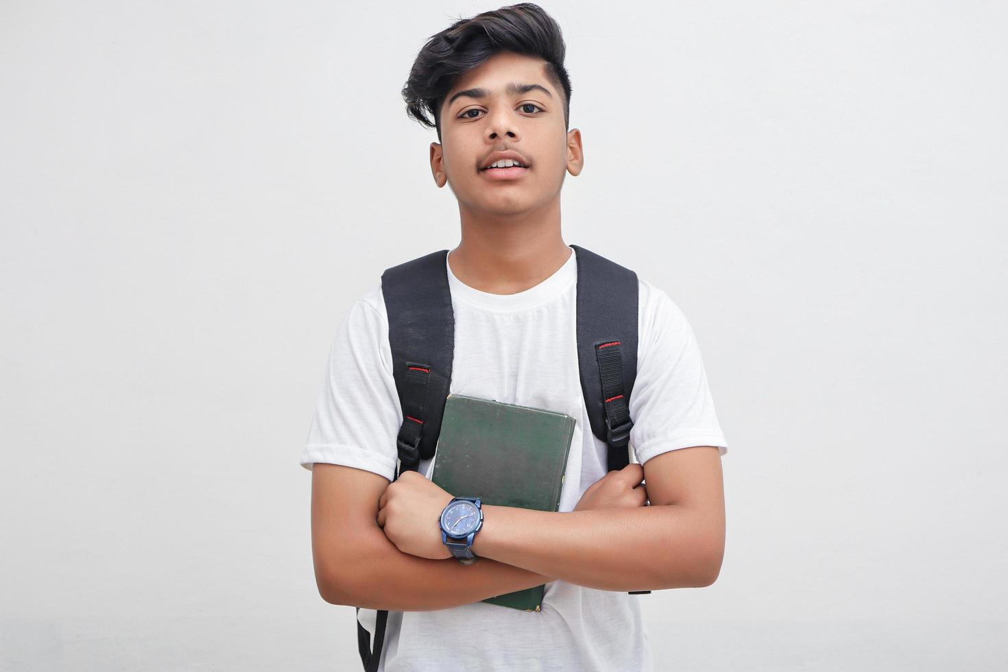 jeune étudiant indien tenant un journal à la main. photo