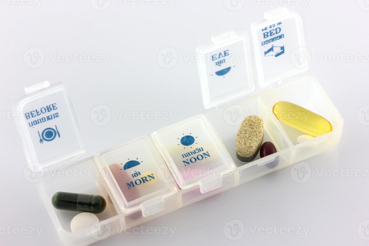 soins de santé, pilules et capsules de pharmacie de différentes couleurs avec boîte à pilules isolée photo