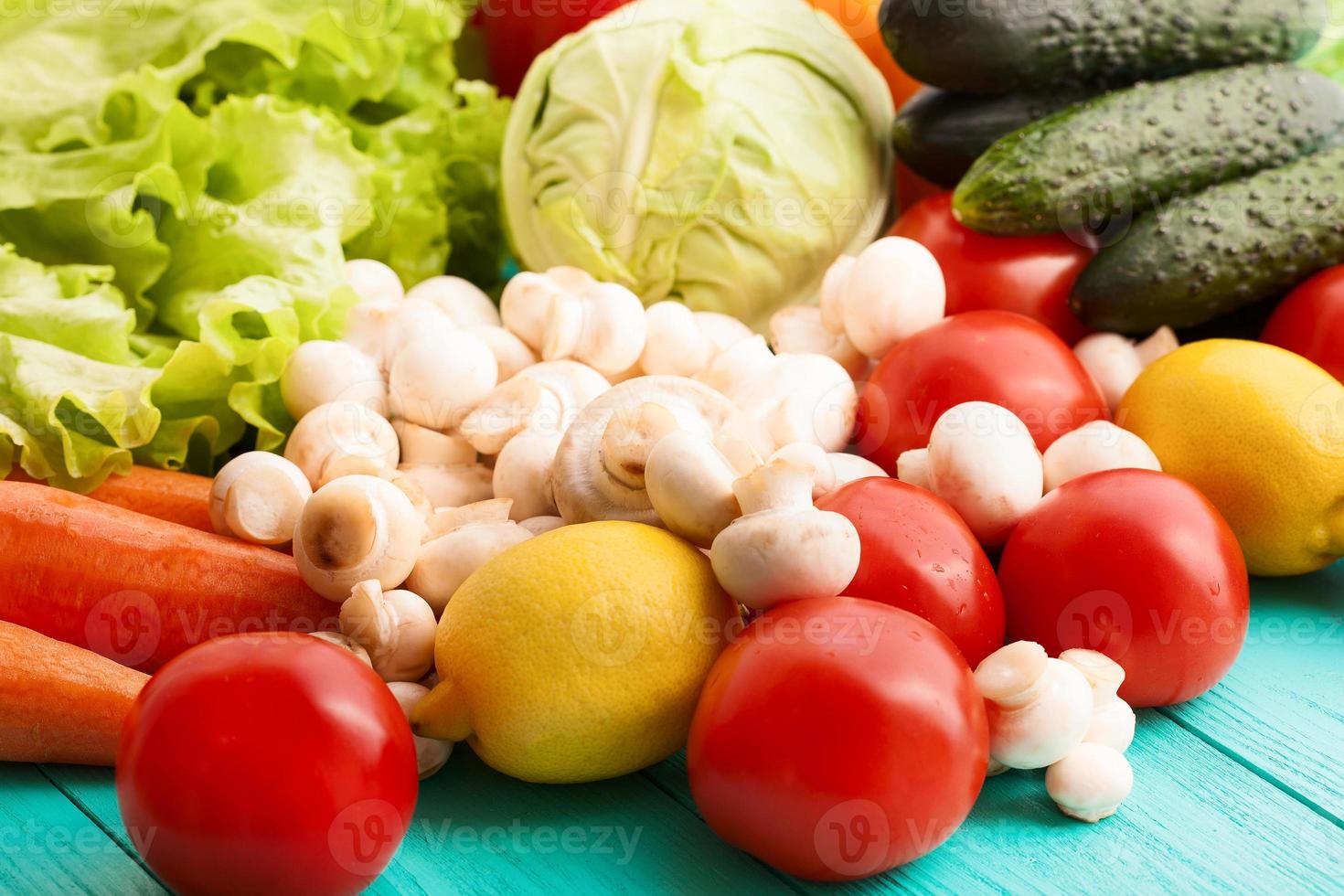 différents types de légumes sur la table de la cuisine. vue de dessus et mise au point sélective photo