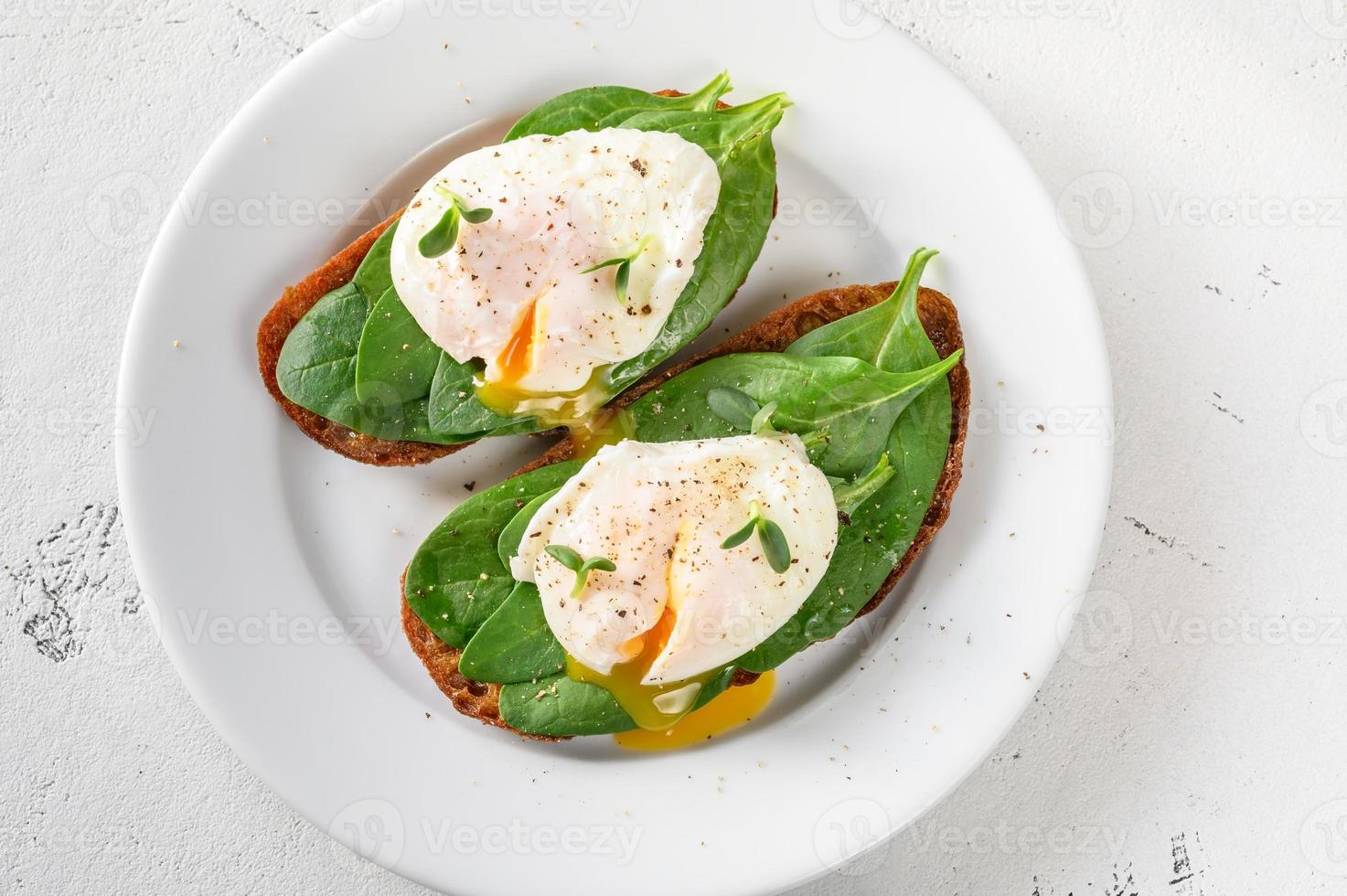 sandwichs aux épinards et oeuf poché photo