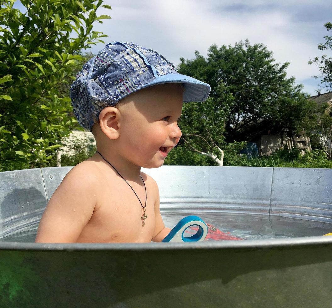 Beau petit garçon avec un photographe de pose de visage d'enfant photo