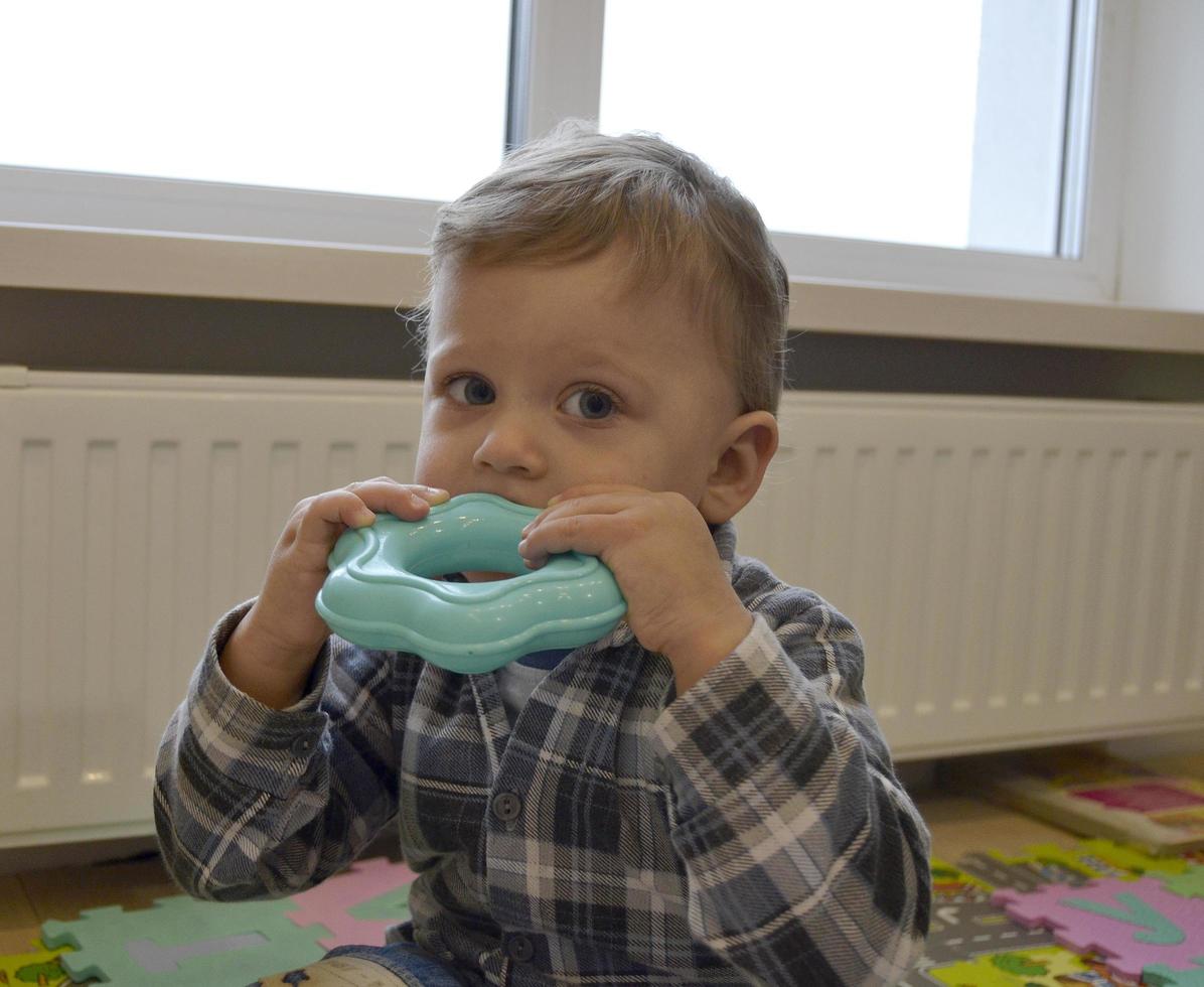 Beau petit garçon avec un photographe de pose de visage d'enfant photo