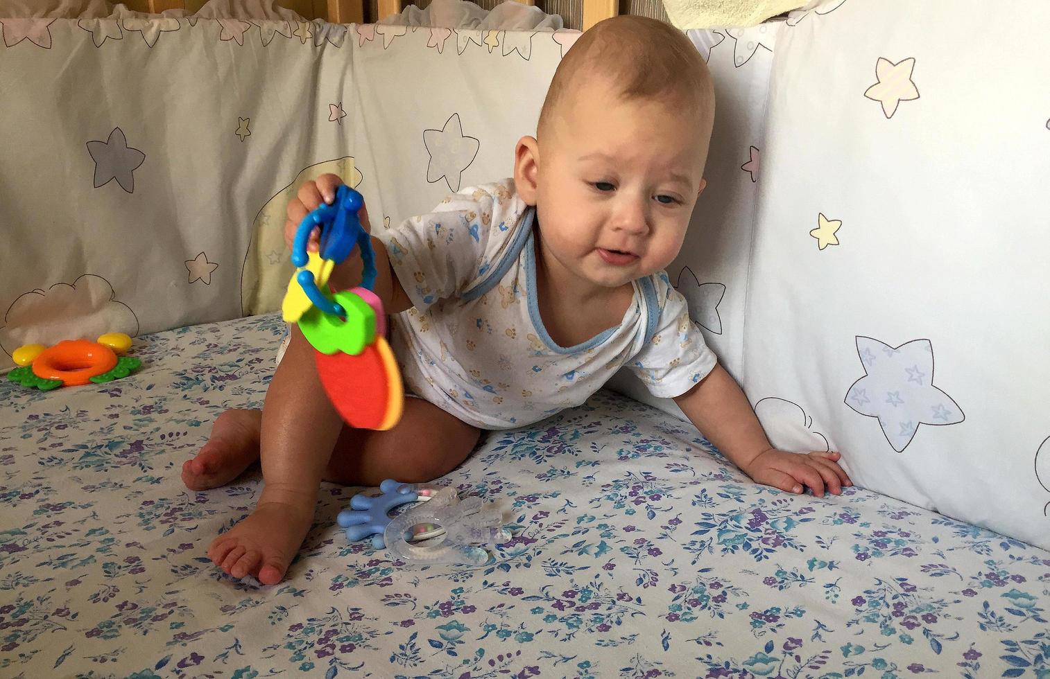 Beau petit garçon avec un photographe de pose de visage d'enfant photo