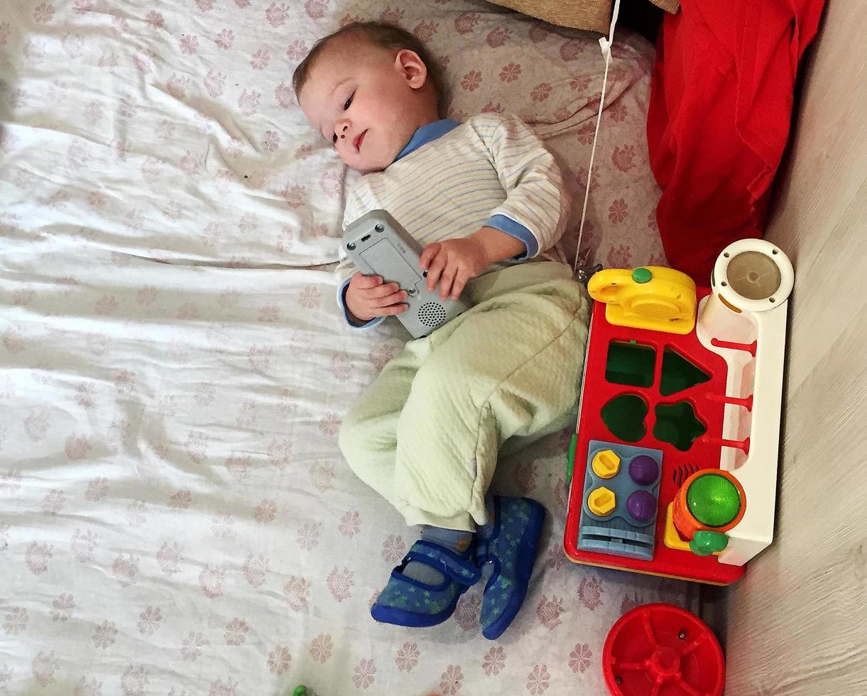 Beau petit garçon avec un photographe de pose de visage d'enfant photo