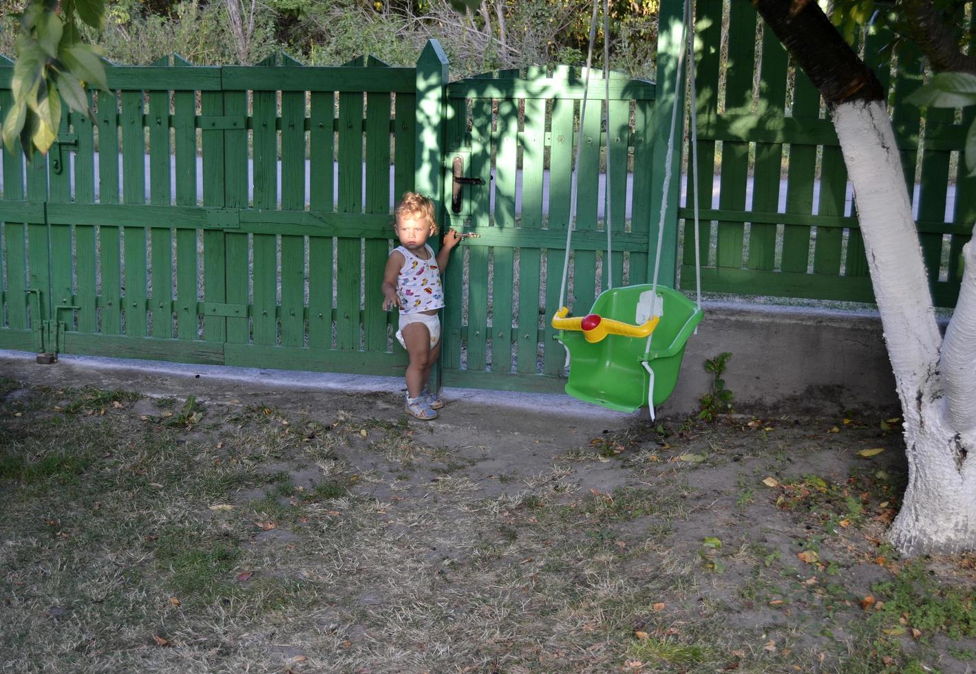 Beau petit garçon avec un photographe de pose de visage d'enfant photo