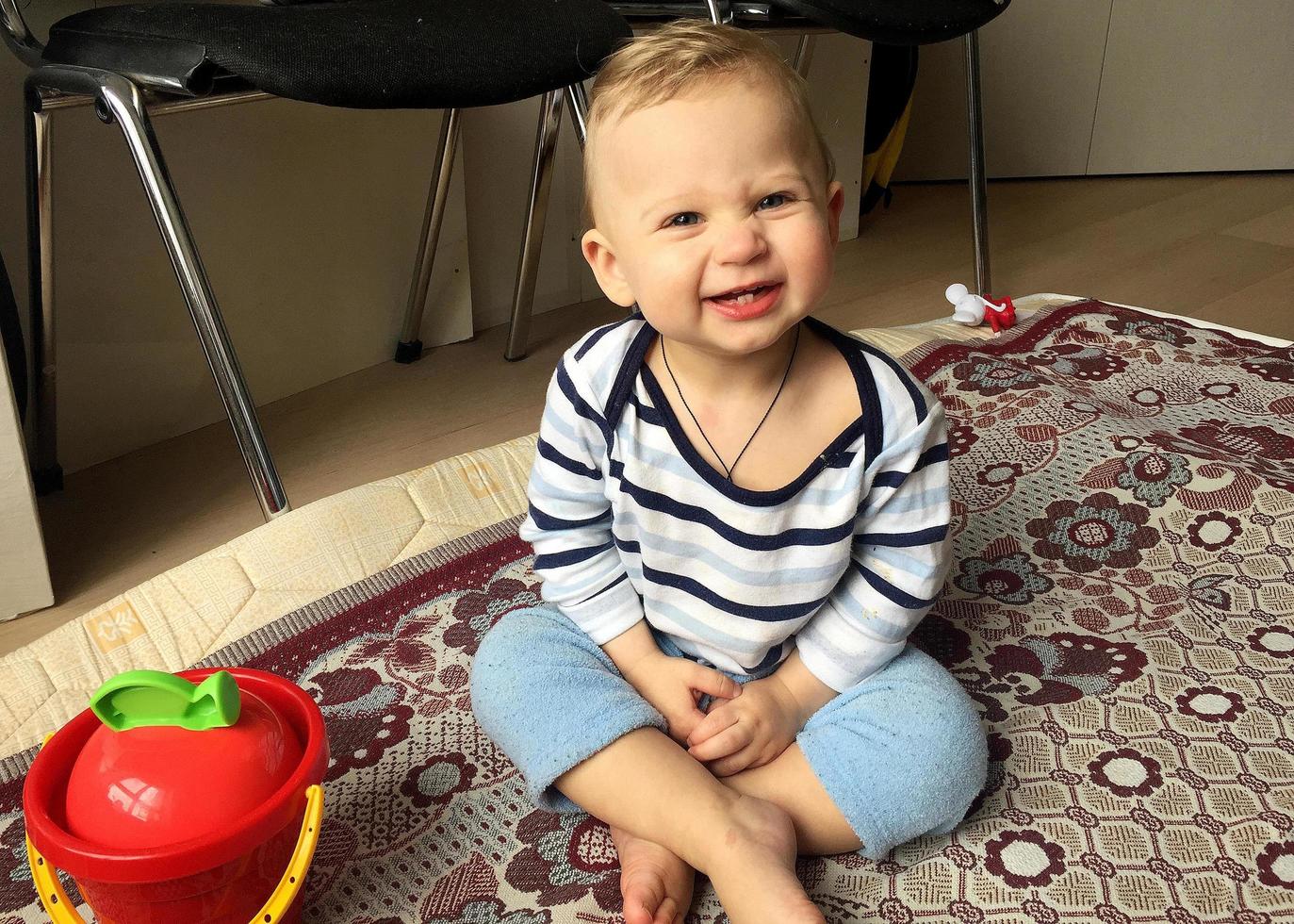 Beau petit garçon avec un photographe de pose de visage d'enfant photo