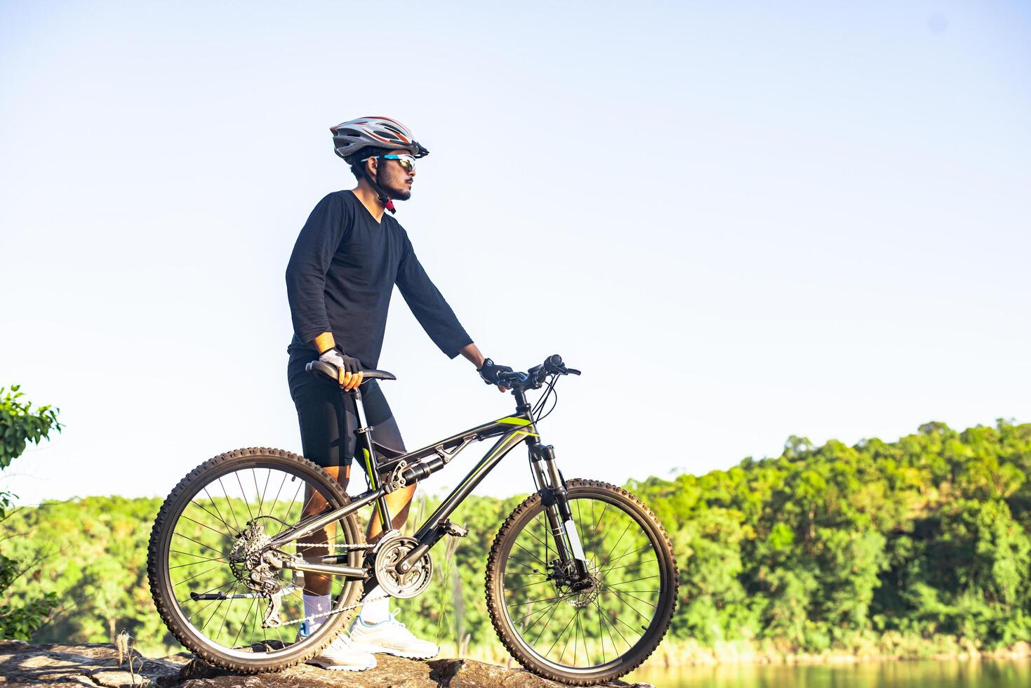 athlètes debout sur les montagnes à vélo photo