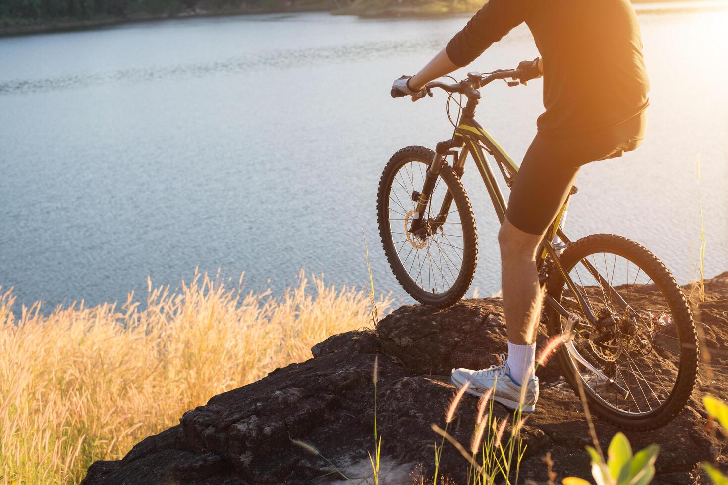 cycliste au sommet de la montagne du lac, vie extrême et aventureuse. photo