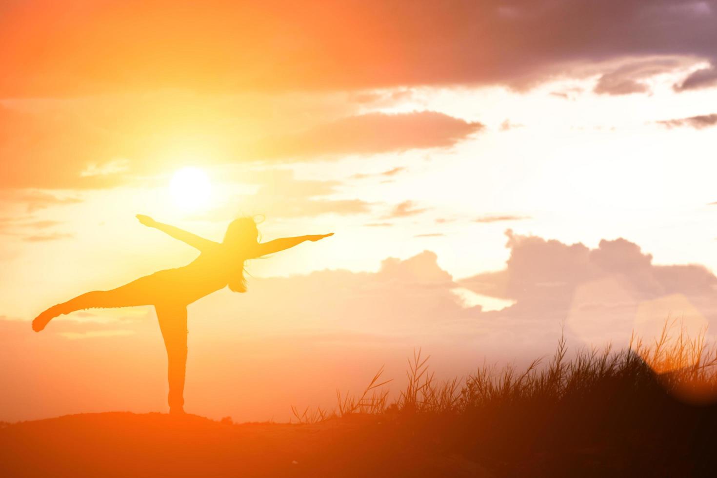 silhouette de yoga en plein air sur la nature photo