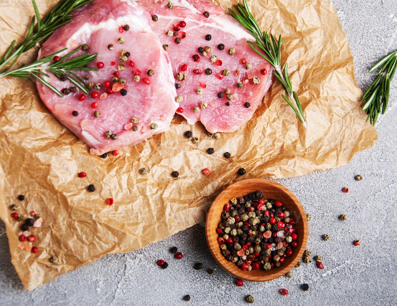 côtelettes de porc crues fraîches aux épices et herbes photo