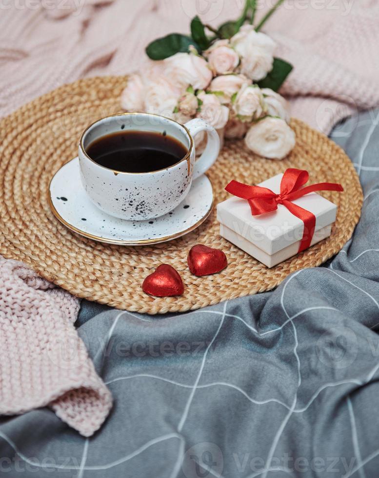 petit déjeuner romantique au lit photo