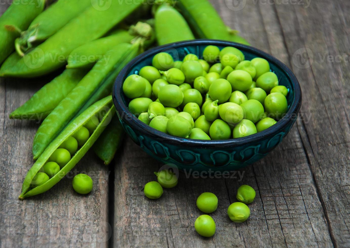 pois verts sur une table photo