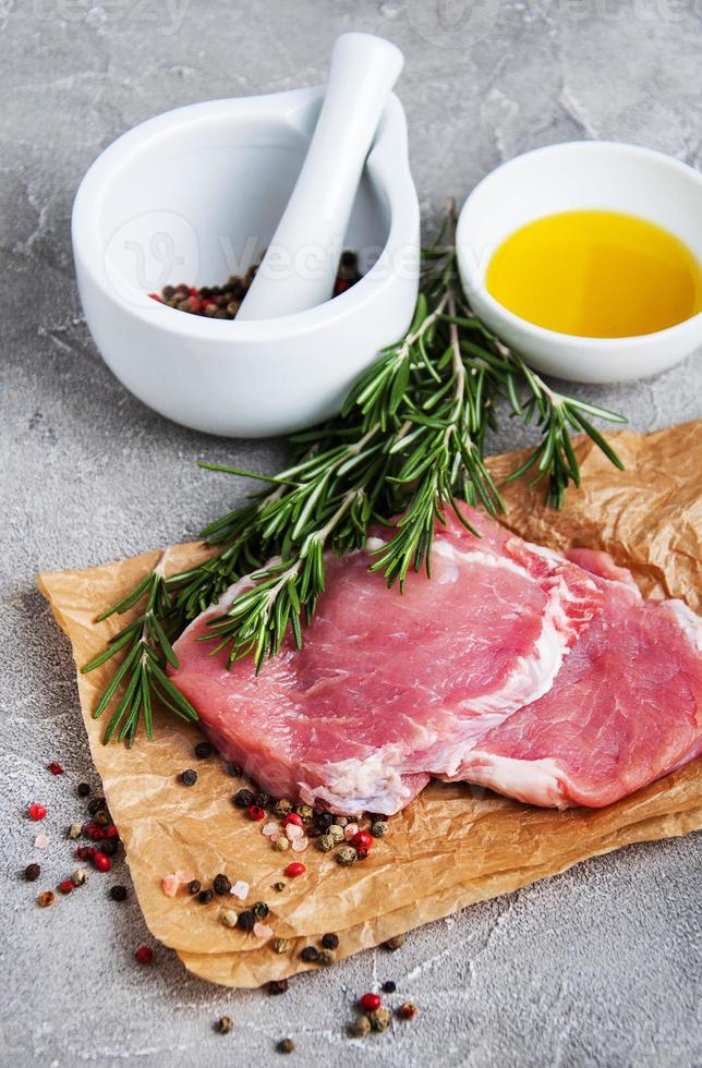 côtelettes de porc crues fraîches aux épices et herbes photo