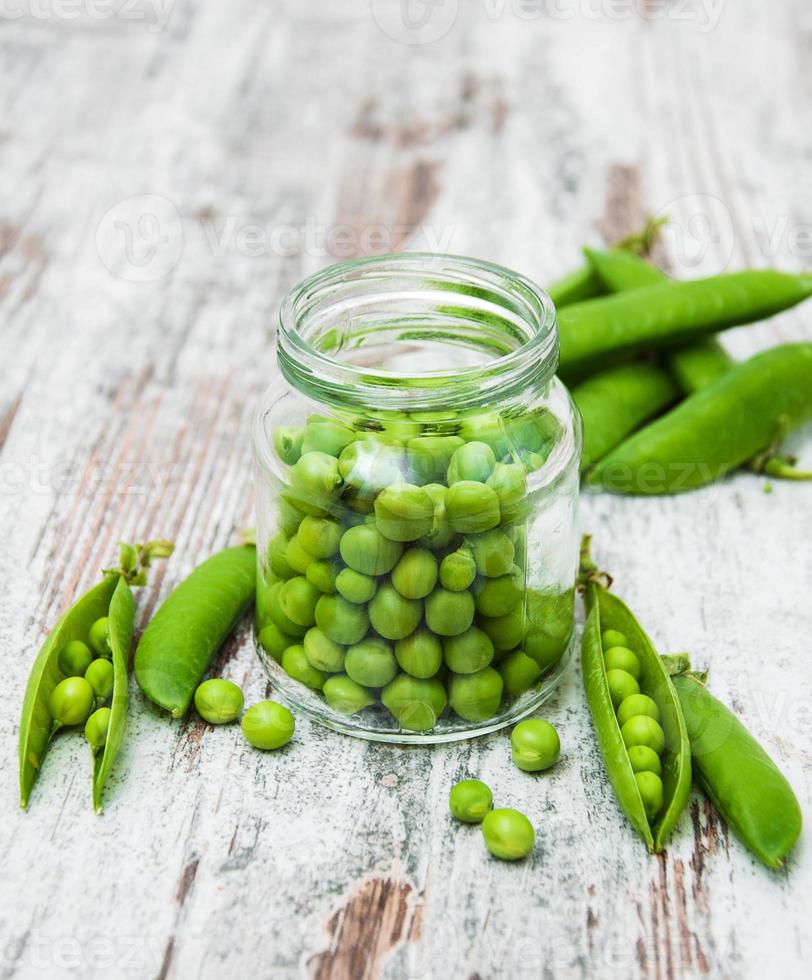 pois verts sur une table photo