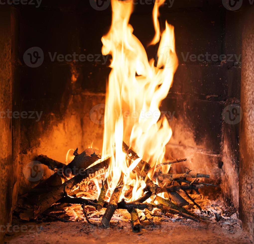 un feu brûle dans une cheminée photo