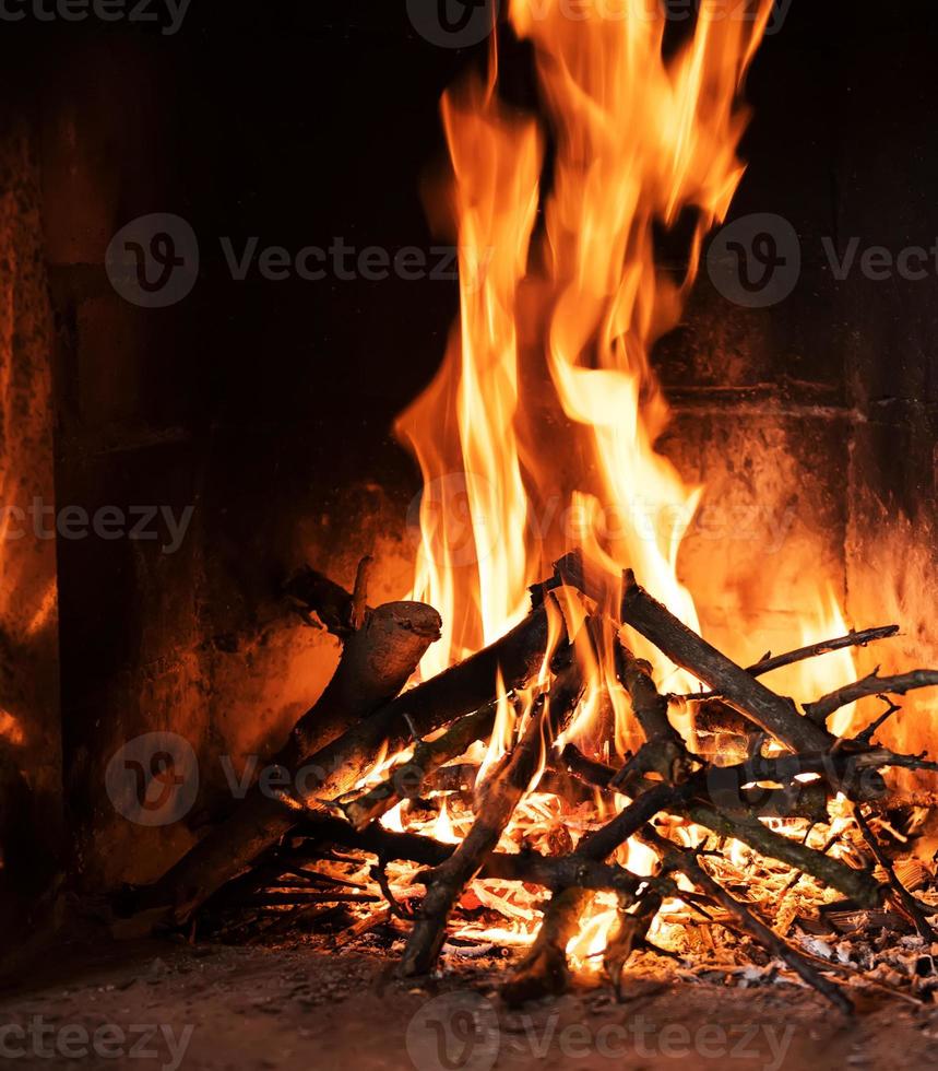 un feu brûle dans une cheminée photo