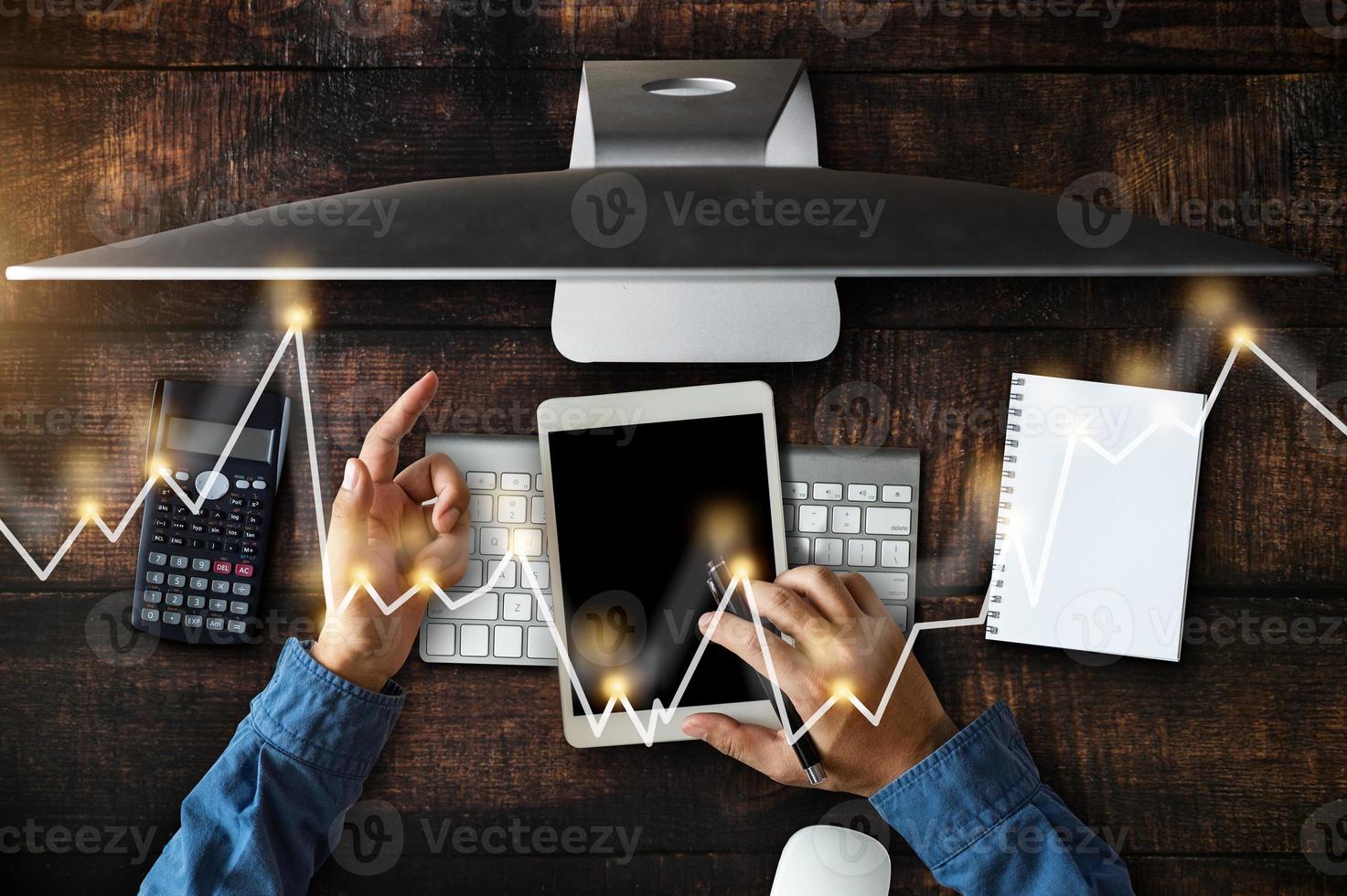 vue de dessus main d'affaires travaillant avec un ordinateur portable, une tablette photo