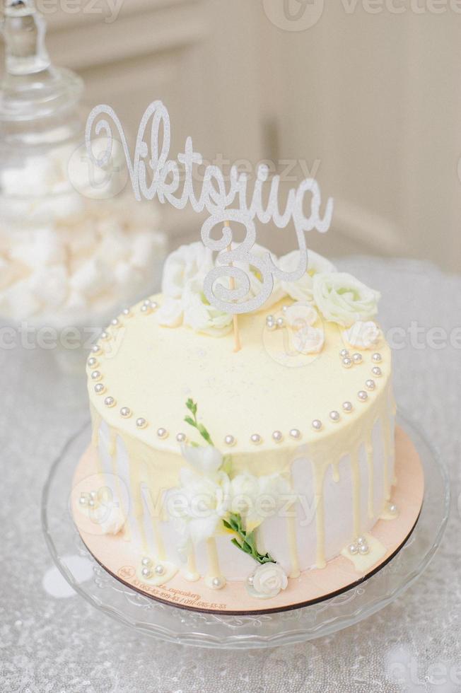 gâteau d'anniversaire décoré sur fond coloré photo