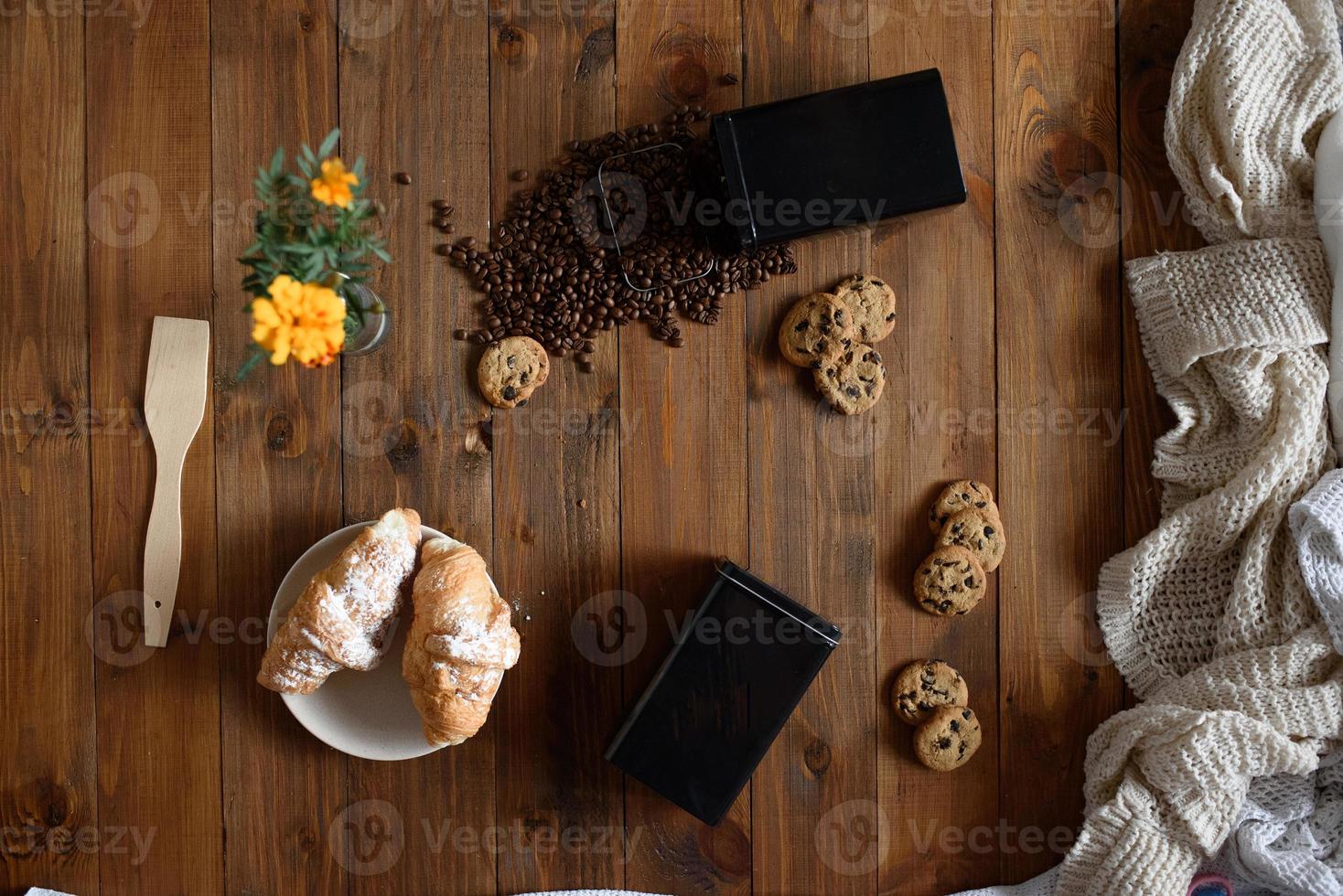 grain de café saupoudré sur une table en bois avec texture photo