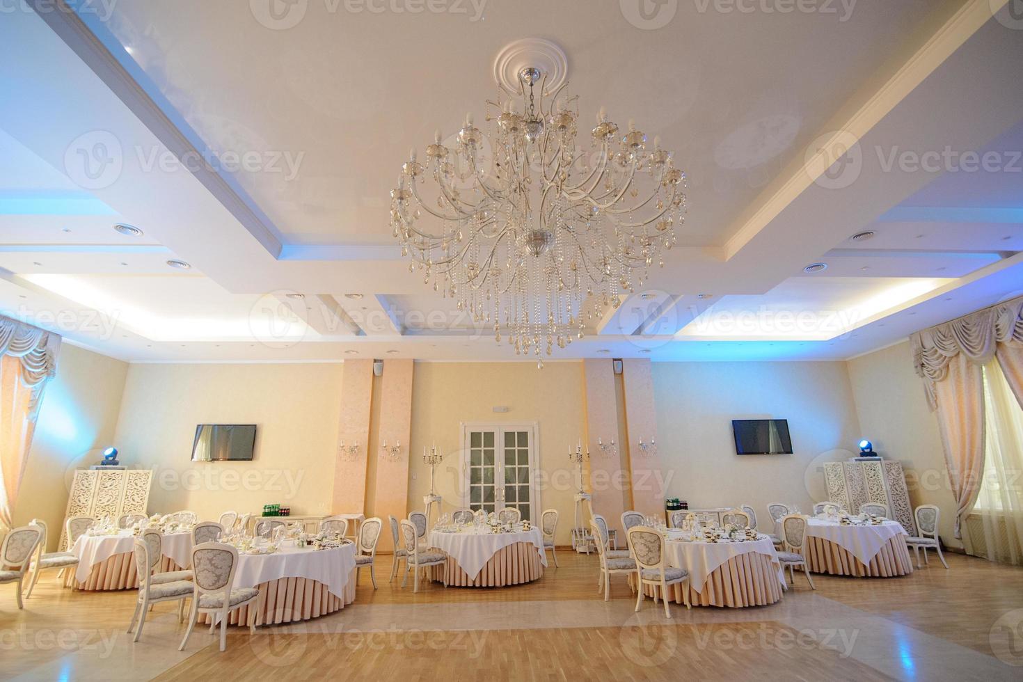 belles fleurs sur la table le jour du mariage photo