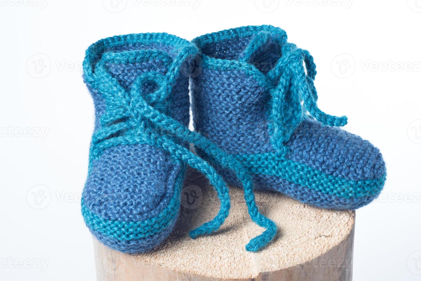 Chaussons en laine tricotés pour bébé d'hiver isolés sur fond blanc photo