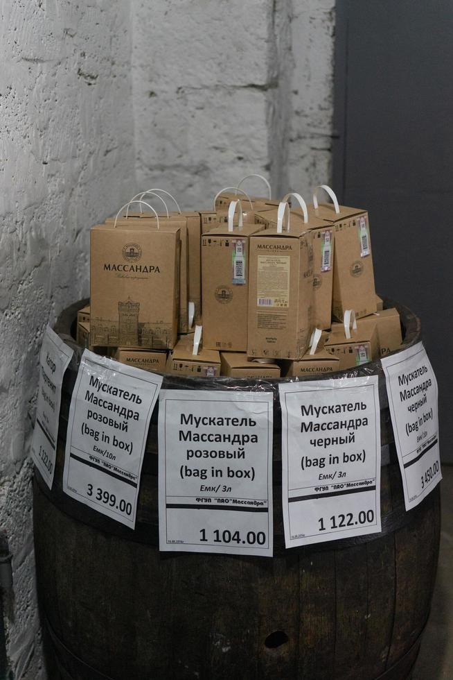 yalta, crimée-30 mai 2018 - entrepôt vinicole massandra avec bouteilles de vin et étiquettes de prix. photo