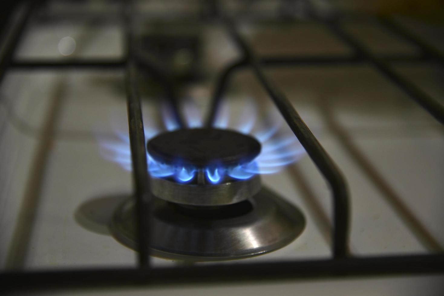 une cuisinière à gaz allumée sur la cuisinière de la cuisine photo