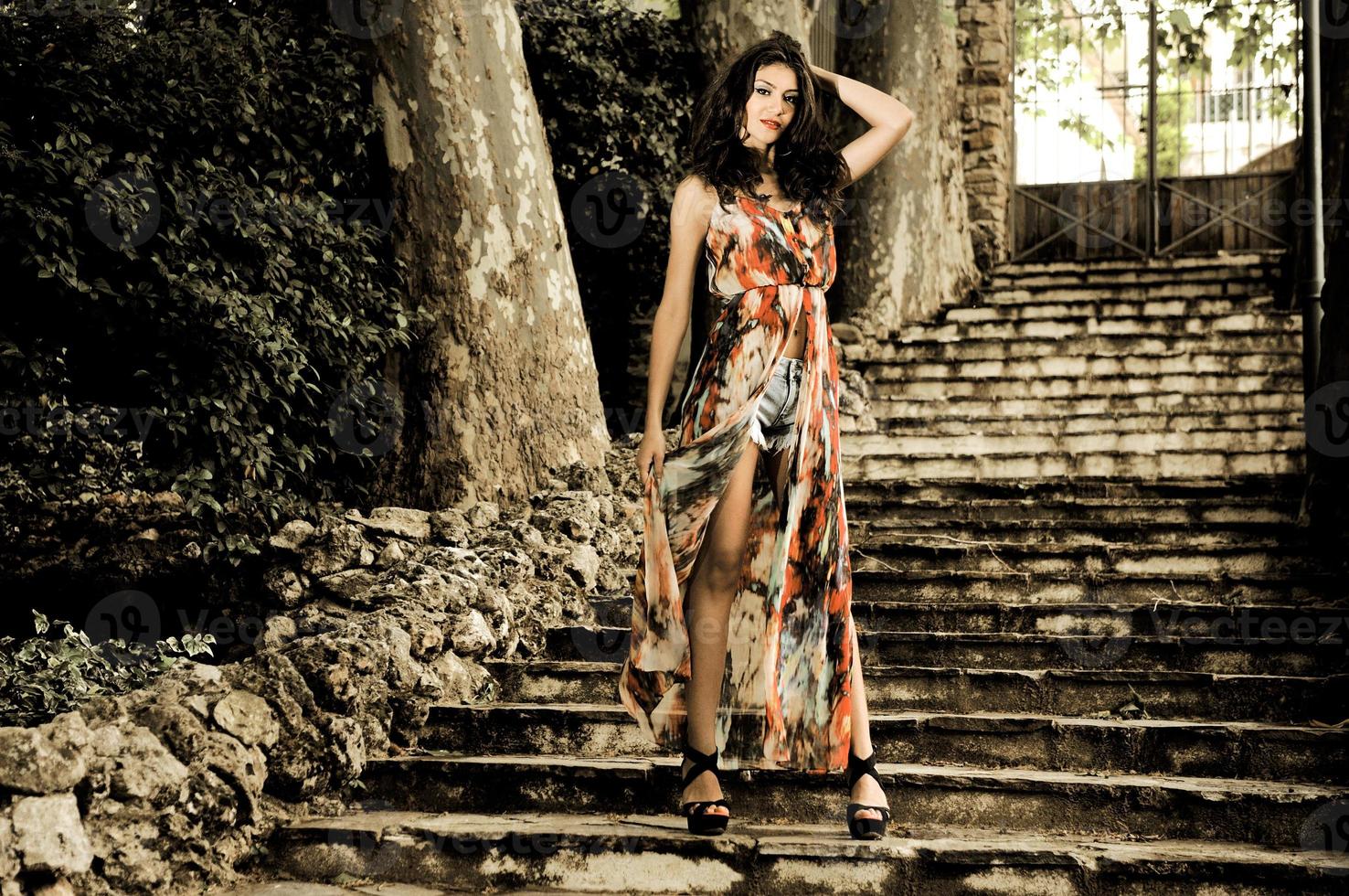 belle jeune femme, modèle de mode, dans un escalier de jardin photo