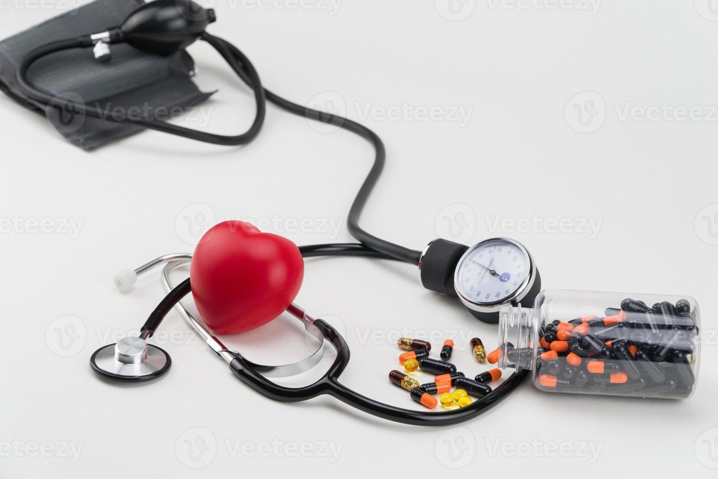 stéthoscope, pilules et coeur de jouet. concept de soins de santé. cardiologie - soins du coeur photo