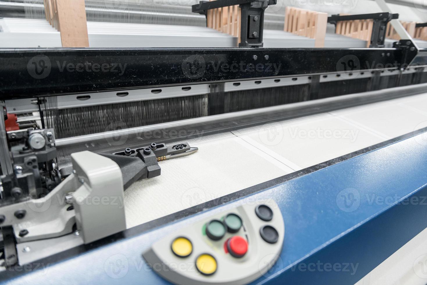 métier à tisser dans une usine textile, gros plan. ligne de production de tissus industriels photo
