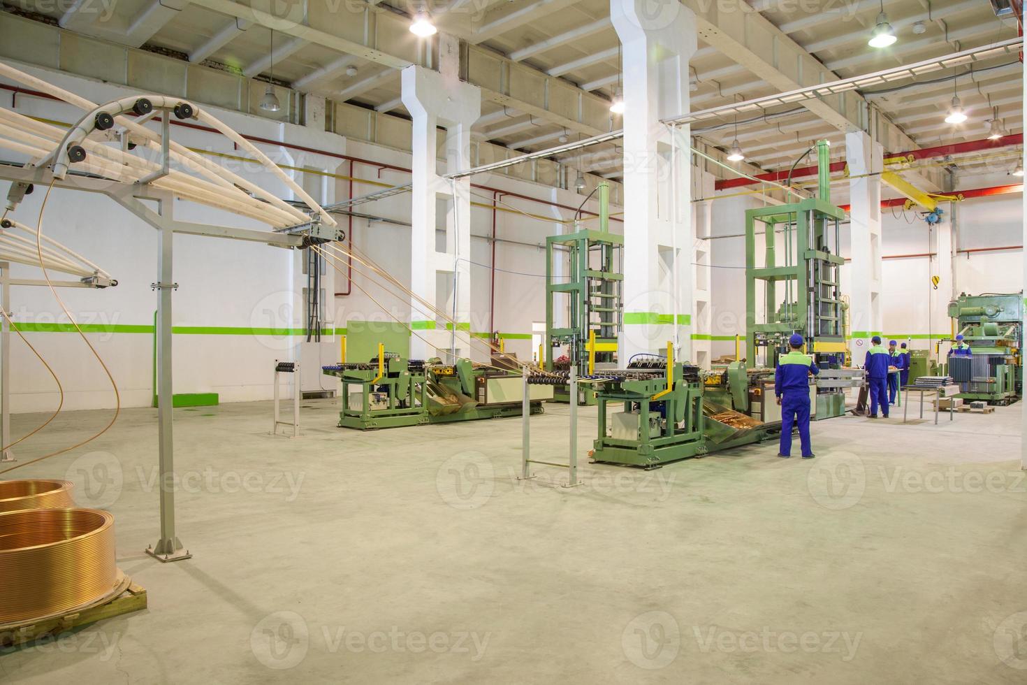 équipement d'usine pour le déploiement de tubes de cuivre à partir de rouleaux et de coupe régis par les ouvriers photo