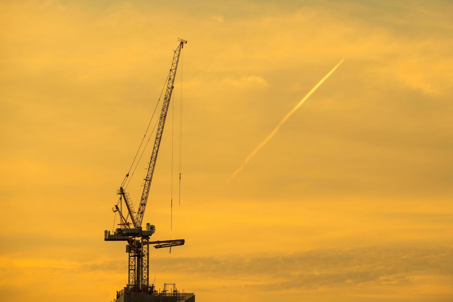 coucher de soleil et silhouette de la grue en marche photo