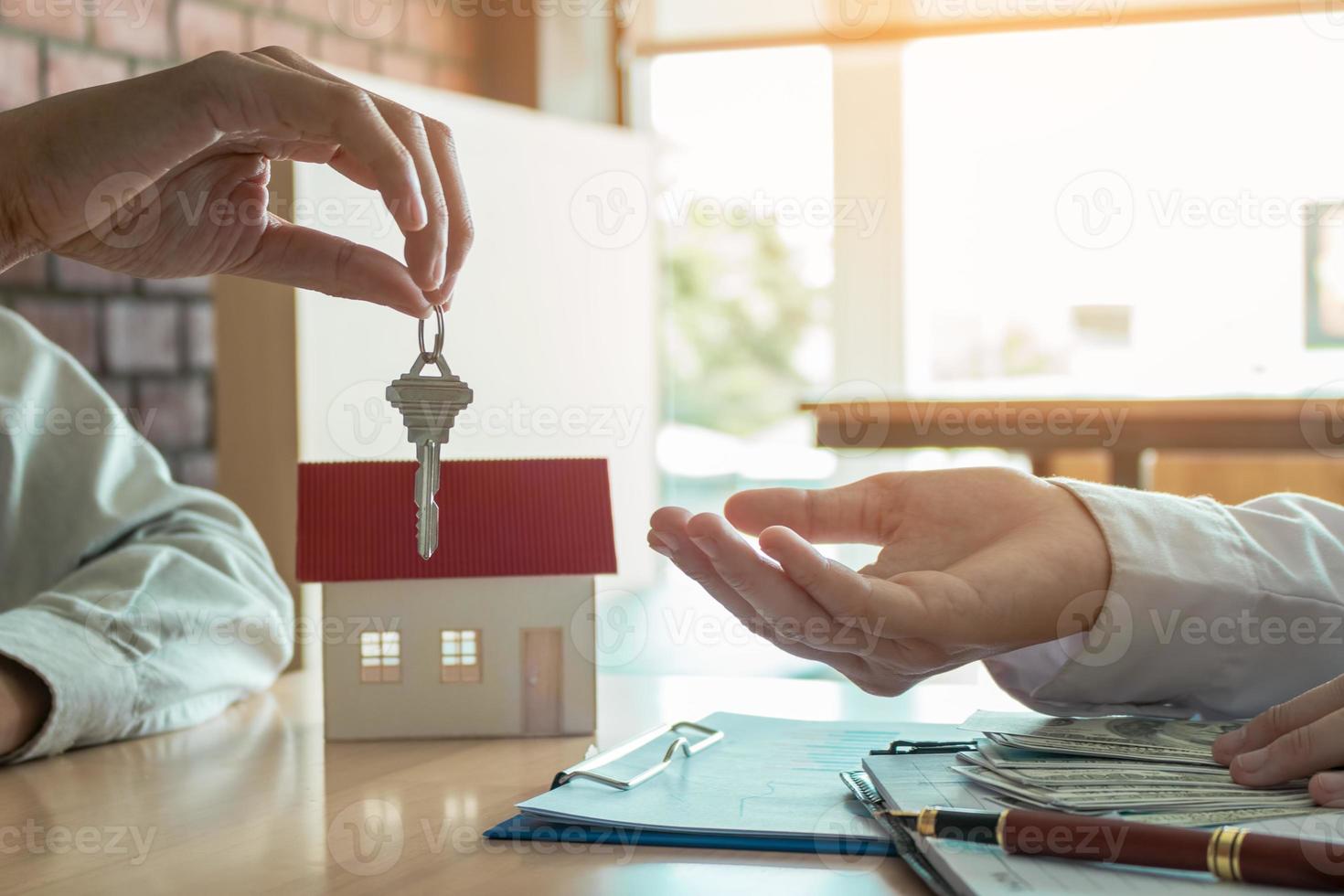 Les courtiers immobiliers vendeurs fournissent la clé aux nouveaux propriétaires. photo