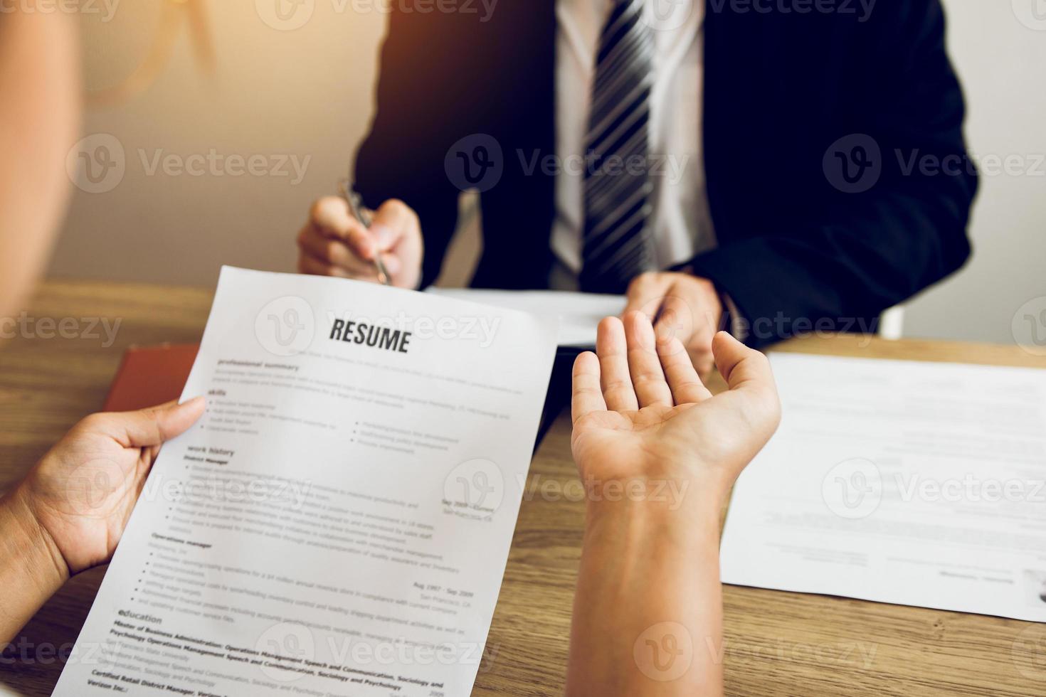 homme d'affaires intelligent homme professionnel en costume exécutif gesticulant et parlant lors d'une réunion avec des employées d'entrevue sur le travail dans un bureau moderne. photo