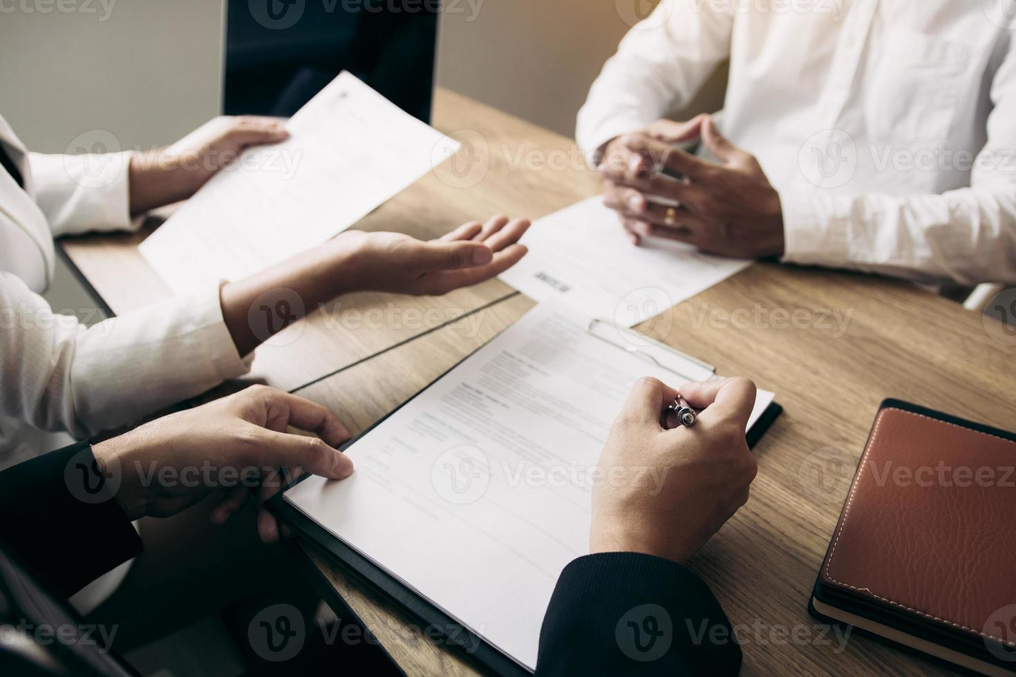 homme d'affaires asiatique sérieux conversation importante avec un employé masculin examine les documents de CV. photo