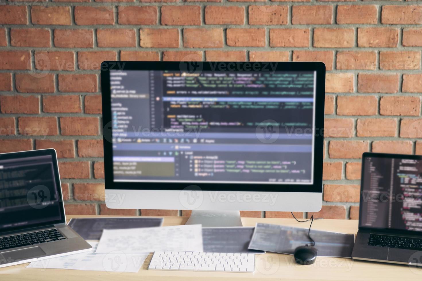 ordinateur du développeur de logiciels sur le bureau dans le bureau de la chambre. photo