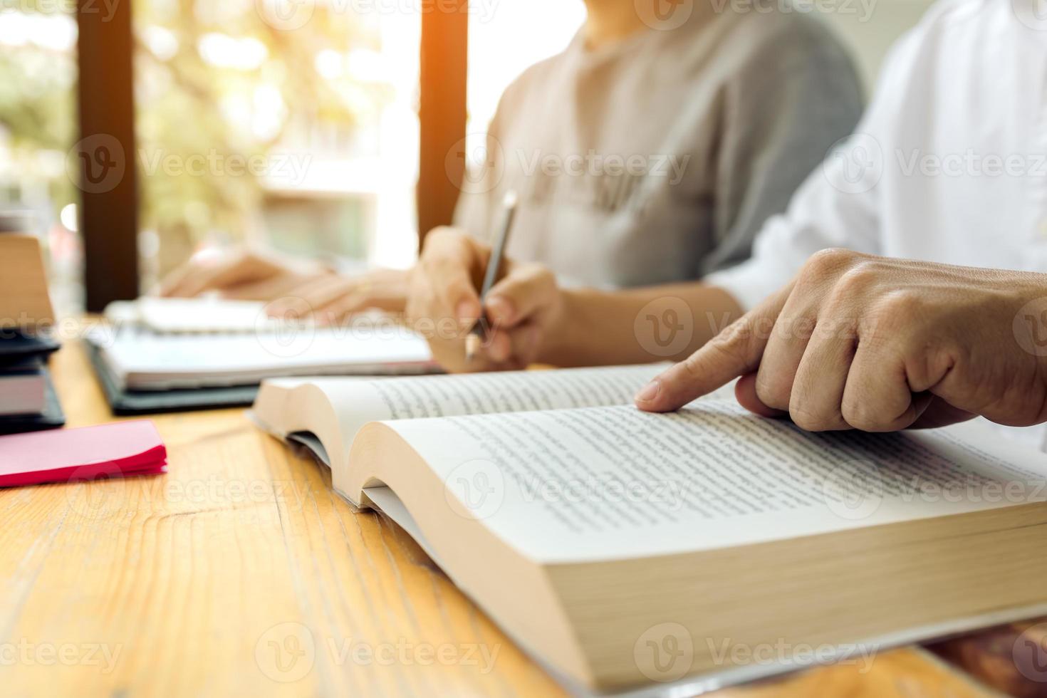 étudiants asiatiques prenant des notes de cours à l'université. photo