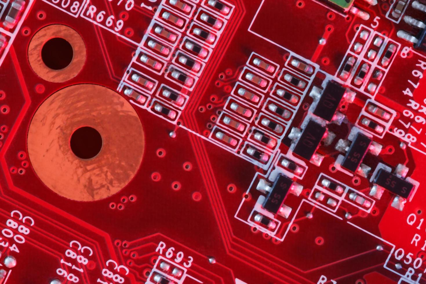 circuit imprimé électronique en rouge avec composants électroniques photo